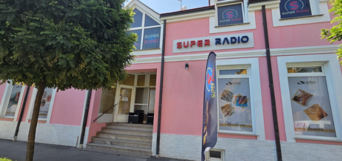 Ulaz u MBM salon u zgradi Super radija, fotografija iz MBM javnog profila